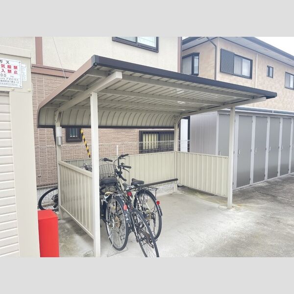 現地周辺 (駐輪場)
