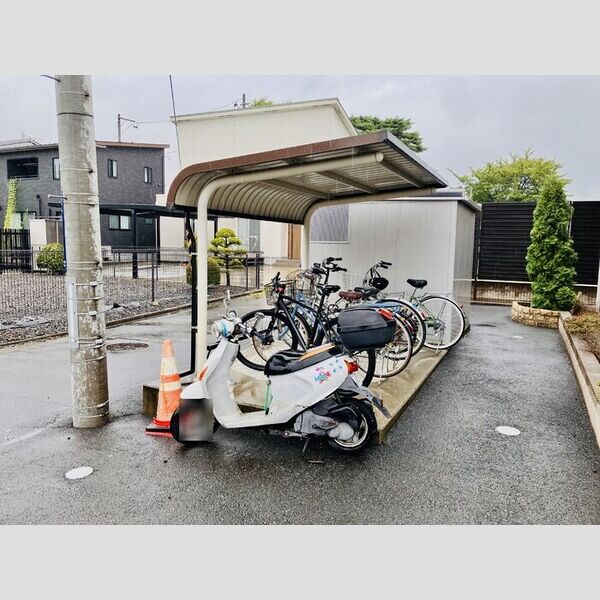 現地周辺 (駐輪場)