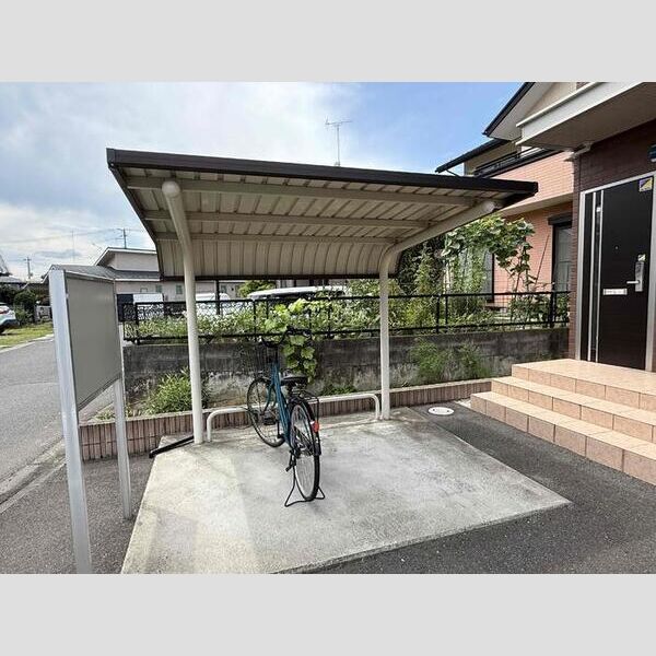 現地周辺 (駐輪場)