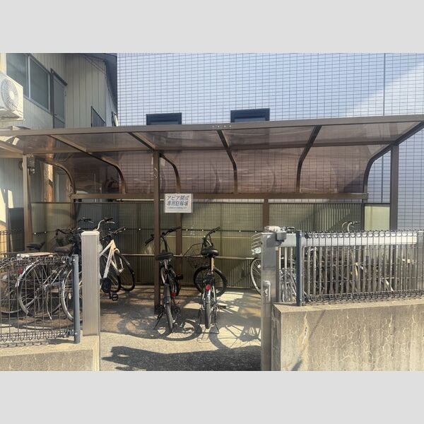 現地周辺 (駐輪場)
