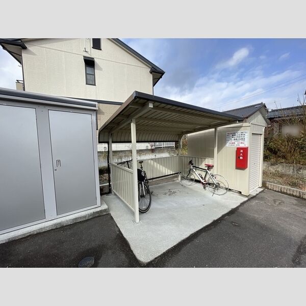 現地周辺 (駐輪場)