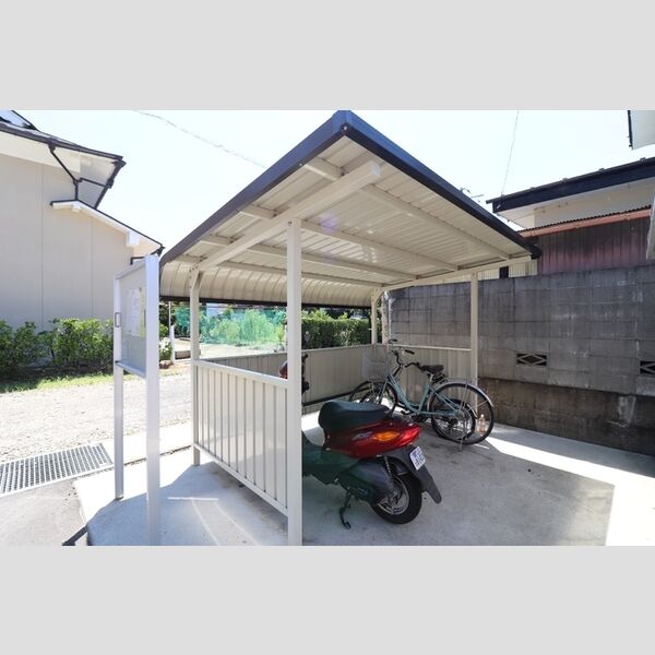 現地周辺 (駐輪場)