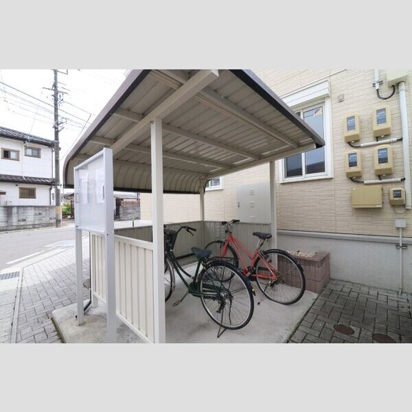 現地周辺 (駐輪場)