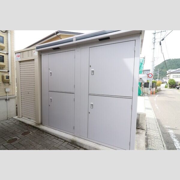 現地周辺 (物置)