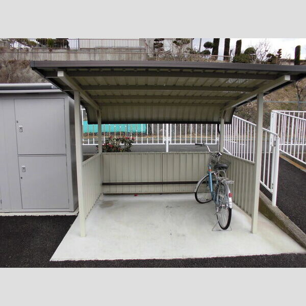 現地周辺 (駐輪場)