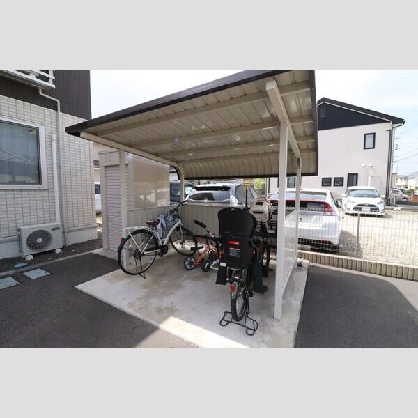 現地周辺 (駐輪場)