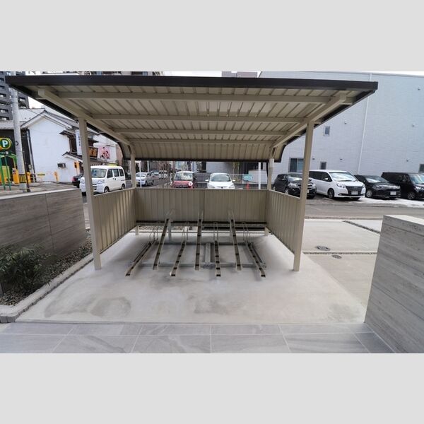 現地周辺 (駐輪場)