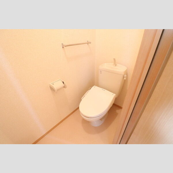 トイレ (温水洗浄暖房便座付き)