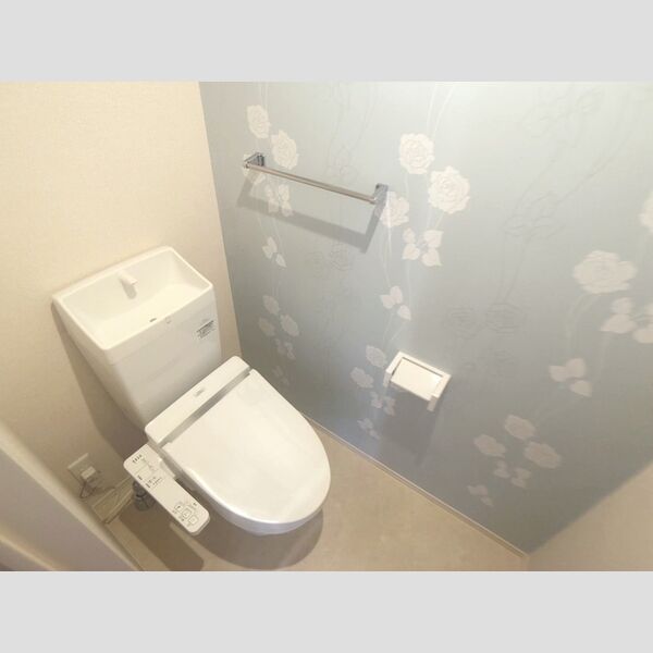 トイレ (温水洗浄暖房便座付き)