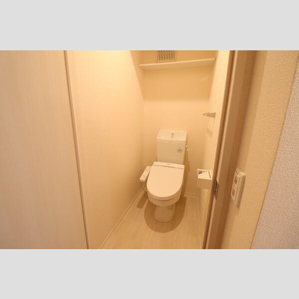 トイレ (温水洗浄暖房便座付き)