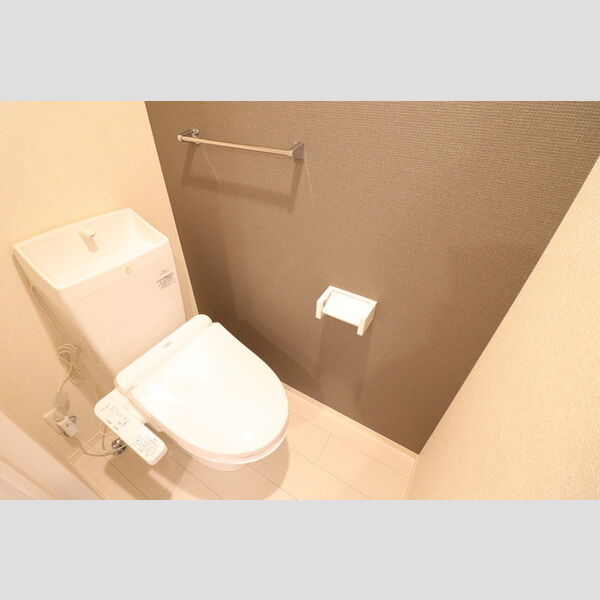 トイレ (温水洗浄暖房便座付き)