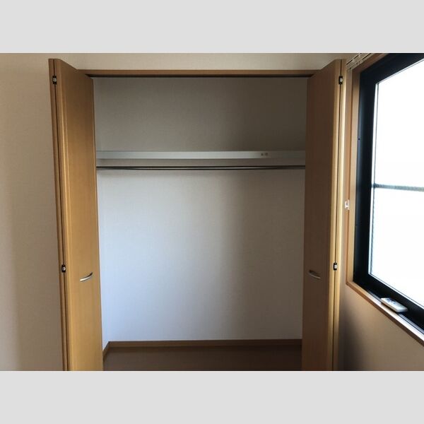 収納 (北東側洋室のクローゼットです。)