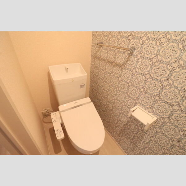 トイレ (温水洗浄暖房便座付き)