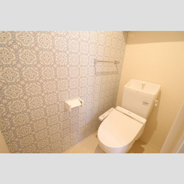 トイレ (温水洗浄暖房便座付き)