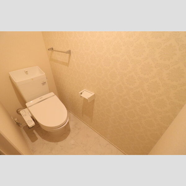 トイレ (温水洗浄暖房便座付き)