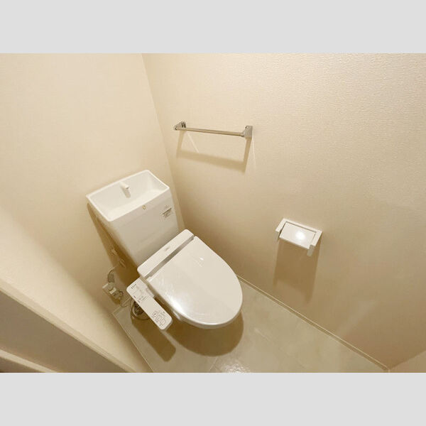 トイレ (温水洗浄暖房便座付き)