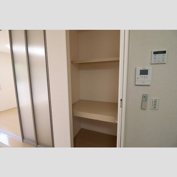 その他 (キッチン側収納)