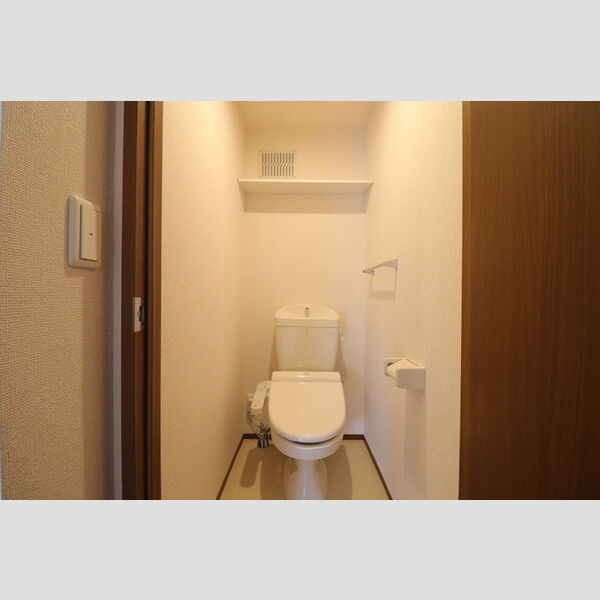 トイレ (温水洗浄暖房便座付き)