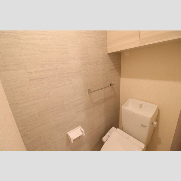 トイレ (温水洗浄暖房便座付き)