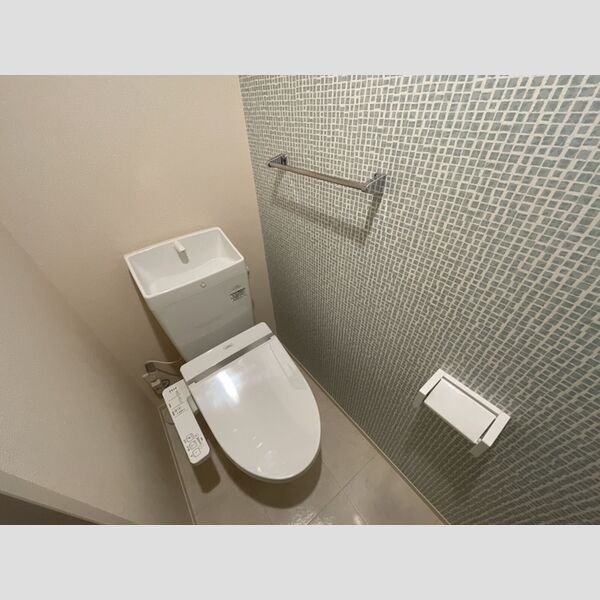 トイレ (温水洗浄暖房便座付き)