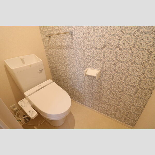 トイレ (温水洗浄暖房便座付き)