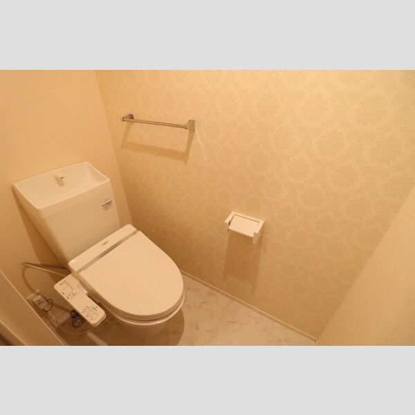 トイレ (温水洗浄暖房便座付き)