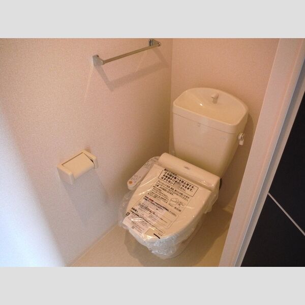 トイレ (温水洗浄暖房便座付き)