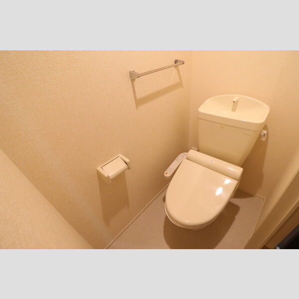 トイレ (温水洗浄暖房便座付き)