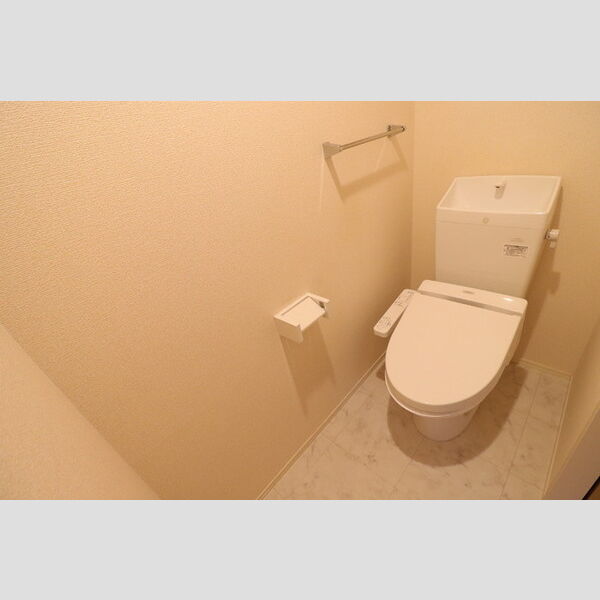 トイレ (温水洗浄暖房便座付き)