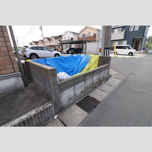 現地周辺 (ゴミ置場)