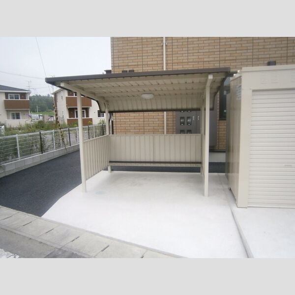 現地周辺 (駐輪場)