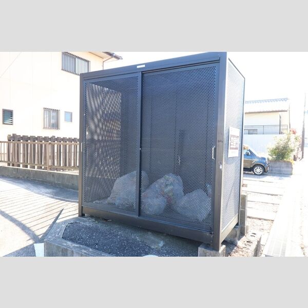 現地周辺 (共用ゴミ置き場)