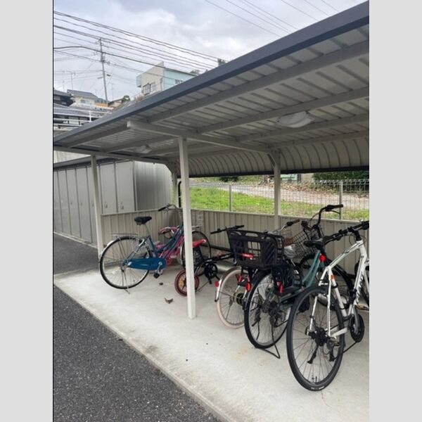 現地周辺 (駐輪場)