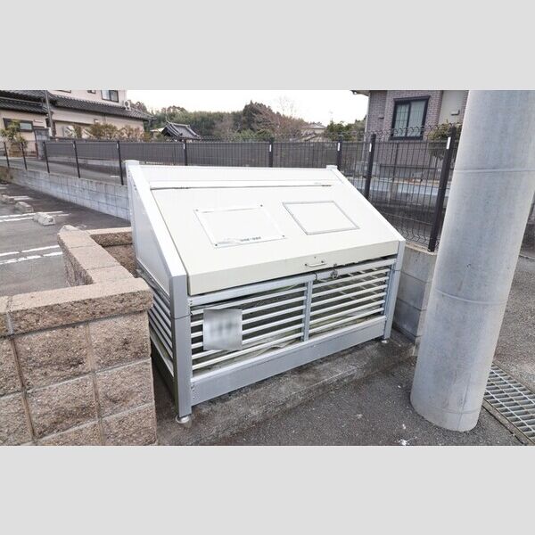 駐車場 (ゴミ置き場)