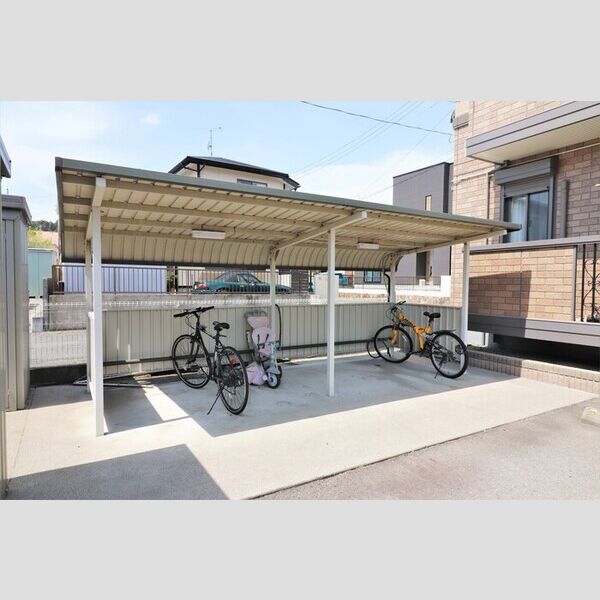 現地周辺 (駐輪場)