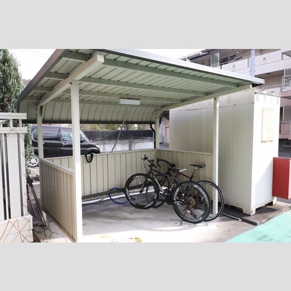 現地周辺 (共用駐輪場)