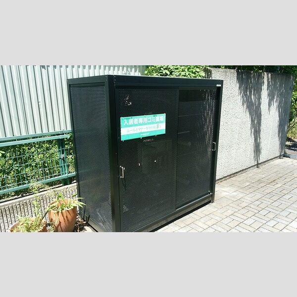 現地周辺 (共有ゴミ置き場　敷地内にあり)