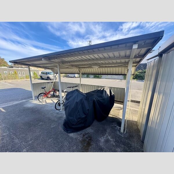 現地周辺 (駐輪場)