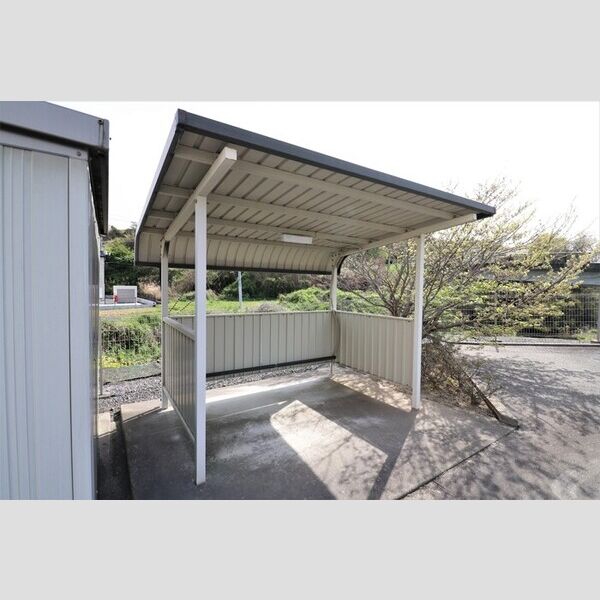 現地周辺 (駐輪場)