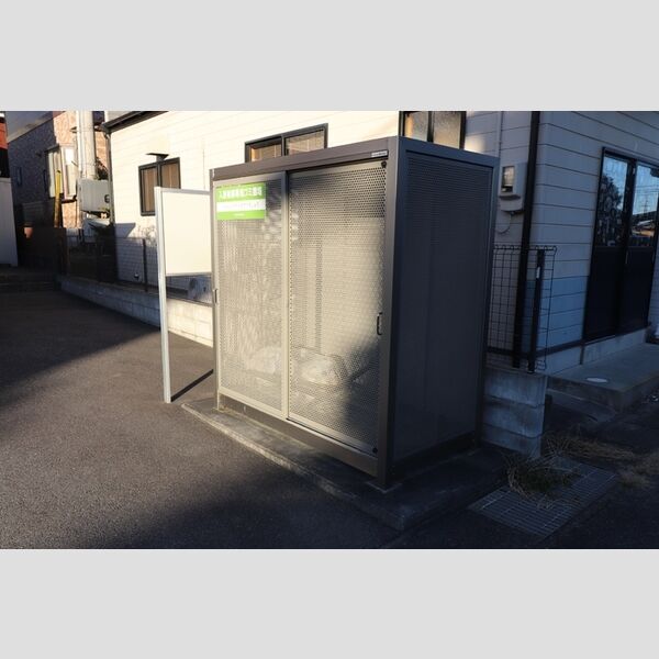 現地周辺 (共用ゴミ置き場)