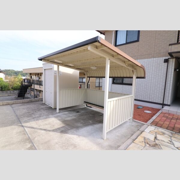 現地周辺 (駐輪場)