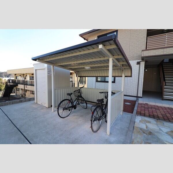 現地周辺 (駐輪場)