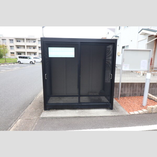 現地周辺 (敷地内ゴミ置き場)
