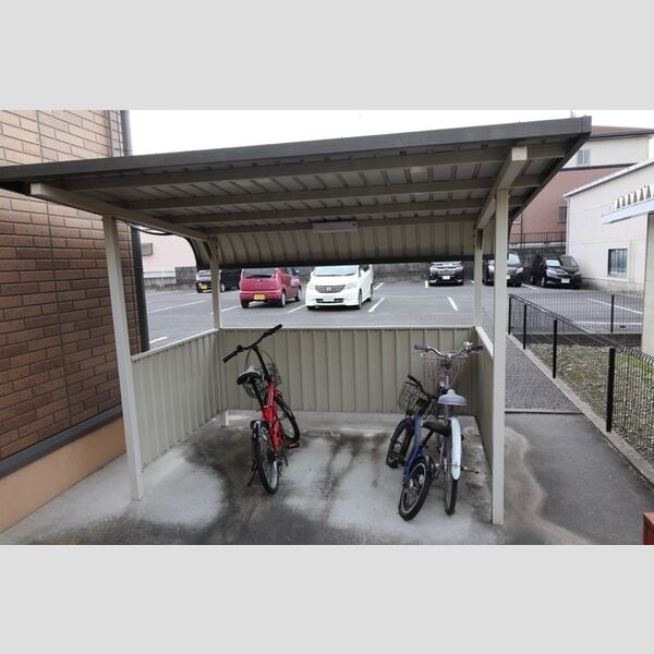 現地周辺 (共用駐輪場)