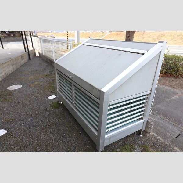 現地周辺 (共用ゴミ置き場)