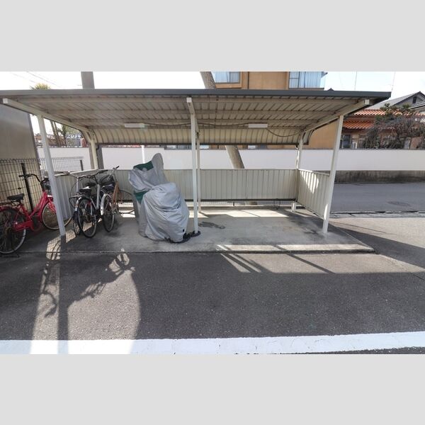 現地周辺 (共用駐輪場)