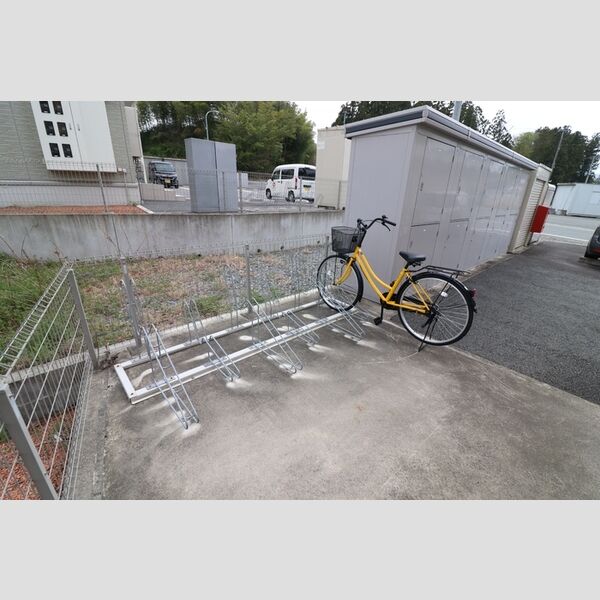 現地周辺 (駐輪場)