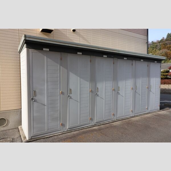 現地周辺 (物置　各世帯1つ付き)