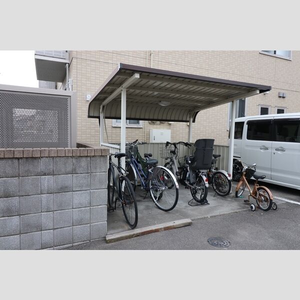 現地周辺 (共用駐輪場)