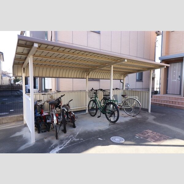 現地周辺 (共用駐輪場)